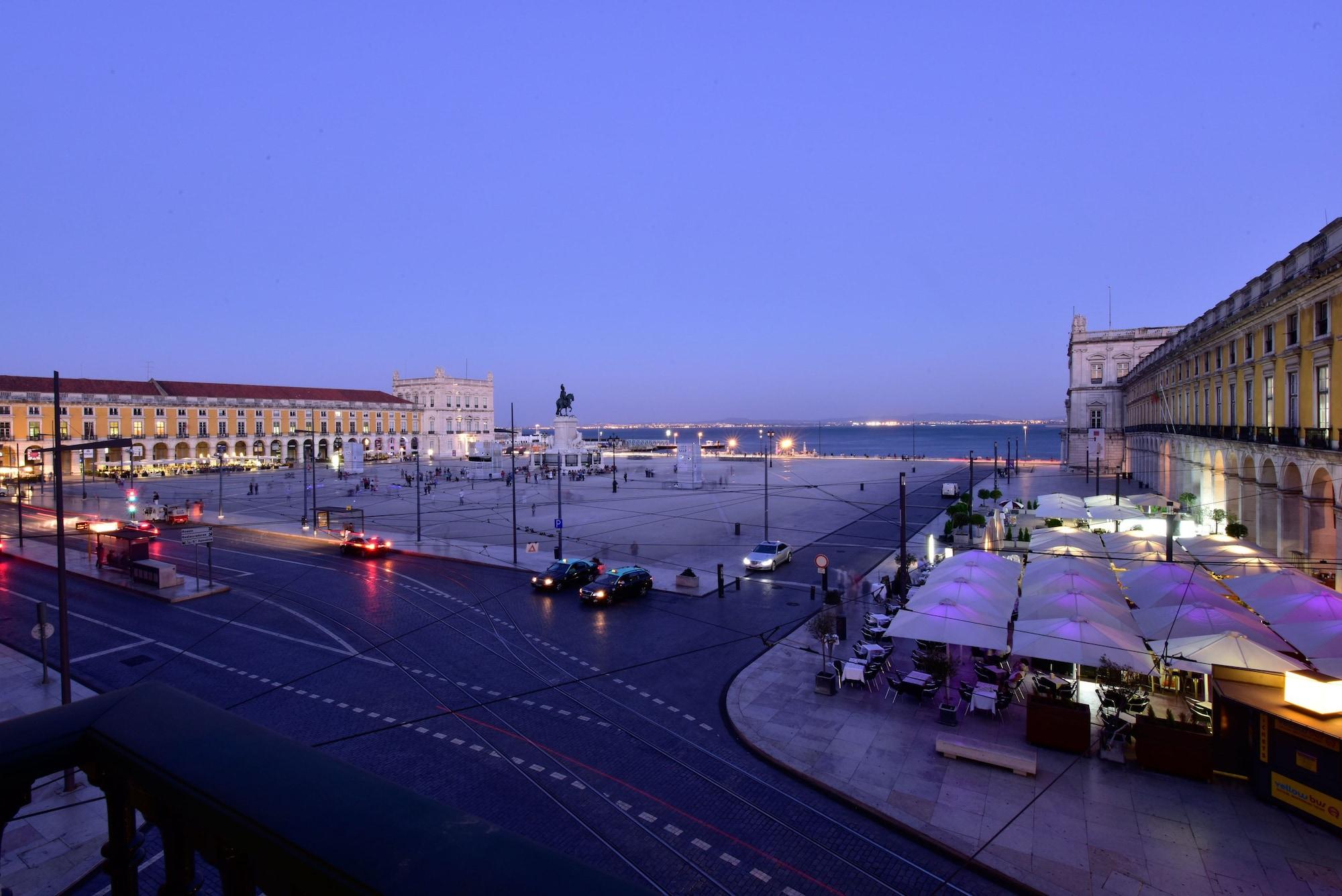 Pousada De Lisboa - Small Luxury Hotels Of The World Bagian luar foto The Praça do Comércio at night
