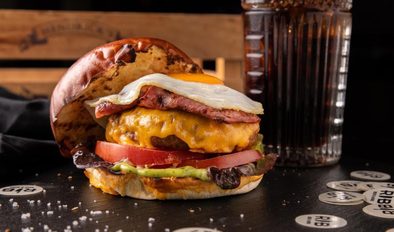 Pousada De Lisboa - Small Luxury Hotels Of The World Bagian luar foto A cheeseburger with bacon and egg