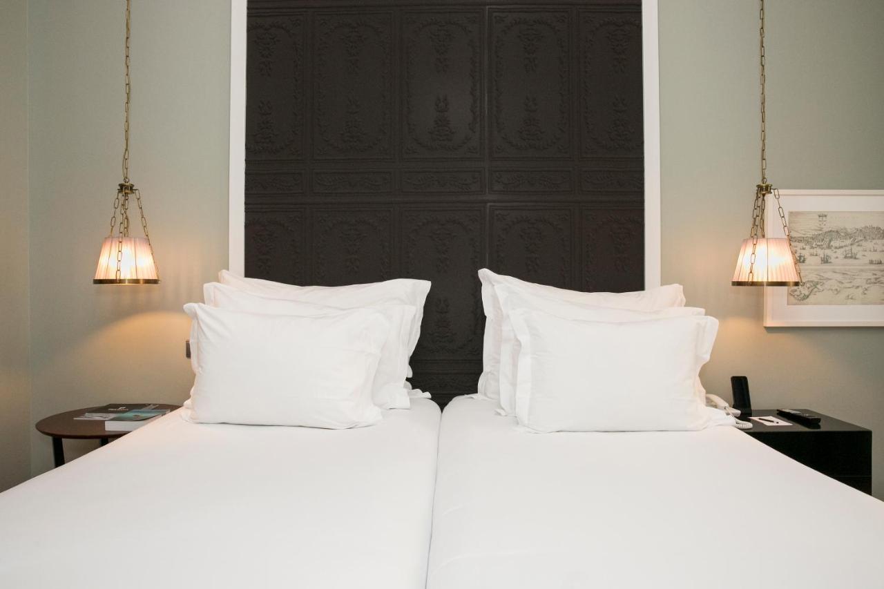 Pousada De Lisboa - Small Luxury Hotels Of The World Bagian luar foto A bed with two pillows
