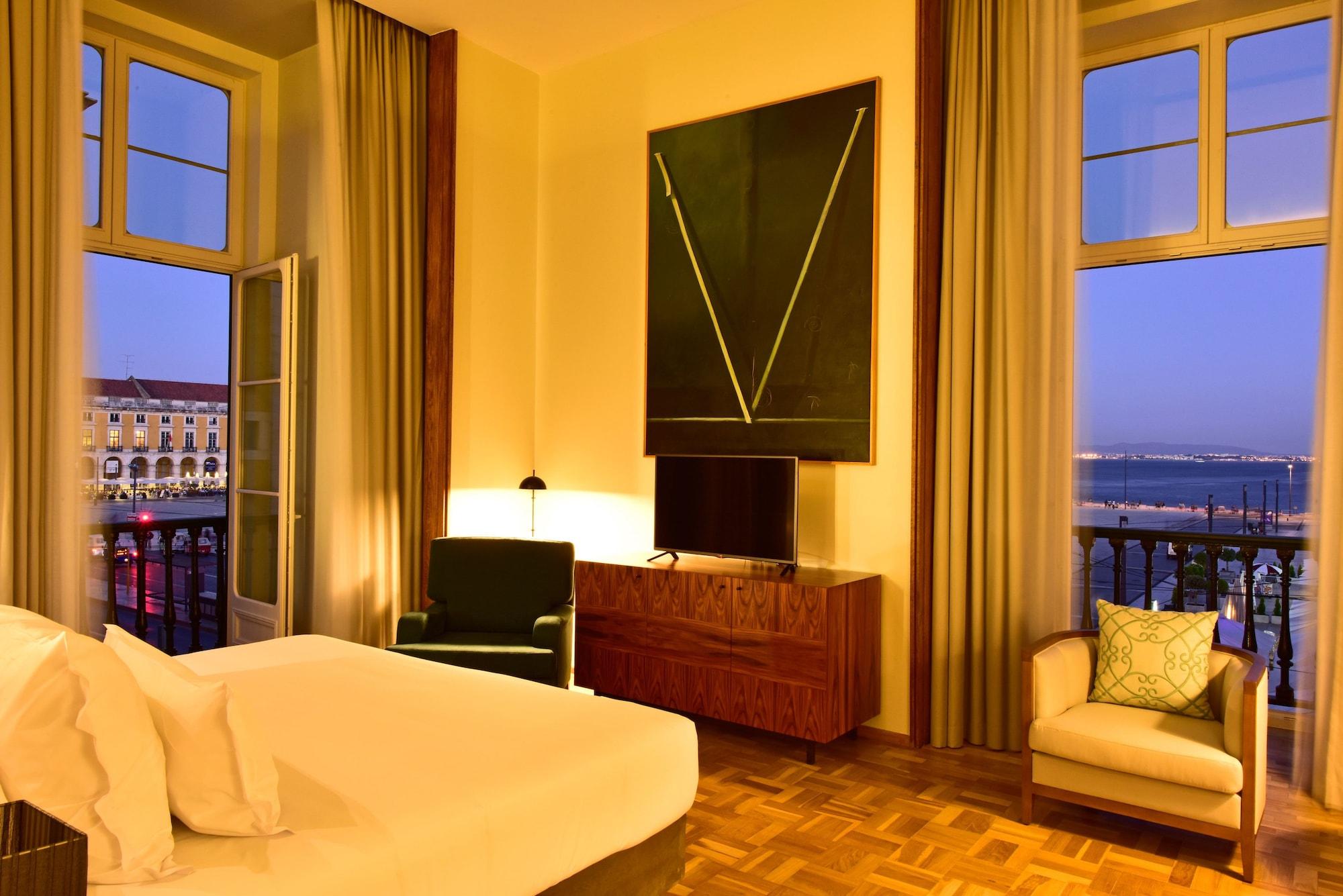 Pousada De Lisboa - Small Luxury Hotels Of The World Bagian luar foto A room at the Hotel Lisboa