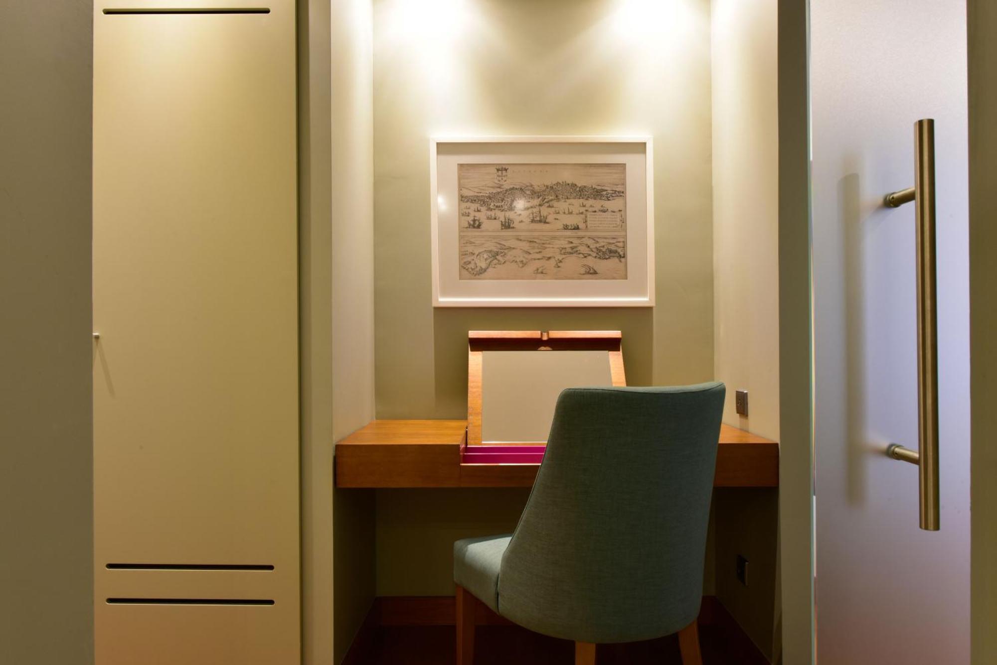 Pousada De Lisboa - Small Luxury Hotels Of The World Bagian luar foto A work desk in a hotel room